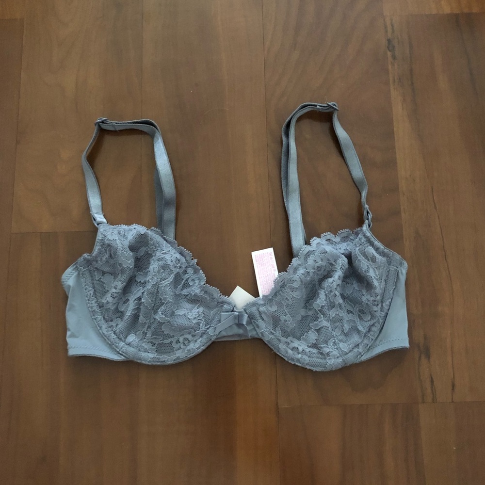Victorious Secret, Light grey bra